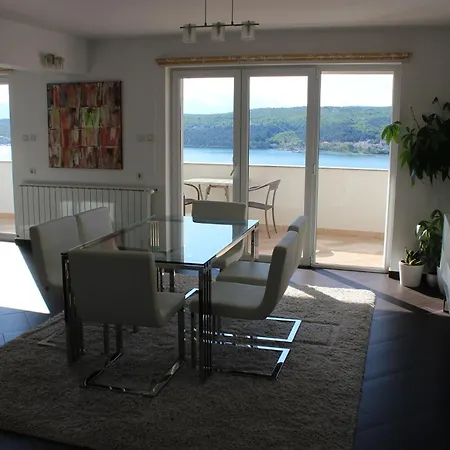 Mit Grosser Terrasse Und Meerblick