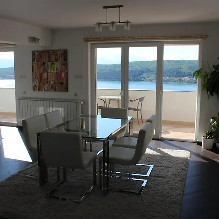 Apartment Mit Grosser Terrasse Und Meerblick
